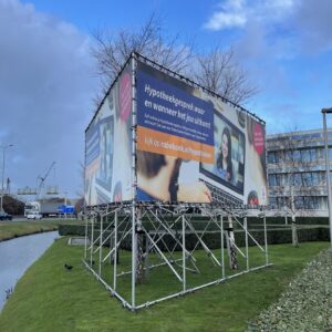 Vrijstaand frame in een weiland